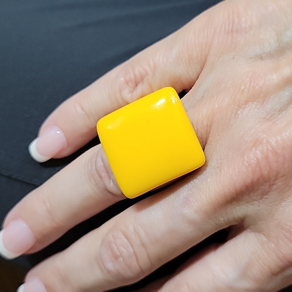 BOLD SUNSHINE YELLOW SQUARE RING, METAL FREE